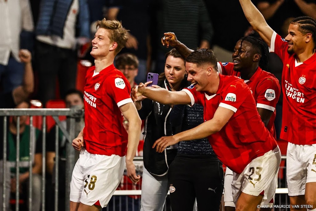 PSV telt met ruime zege op AZ verder af richting landstitel 