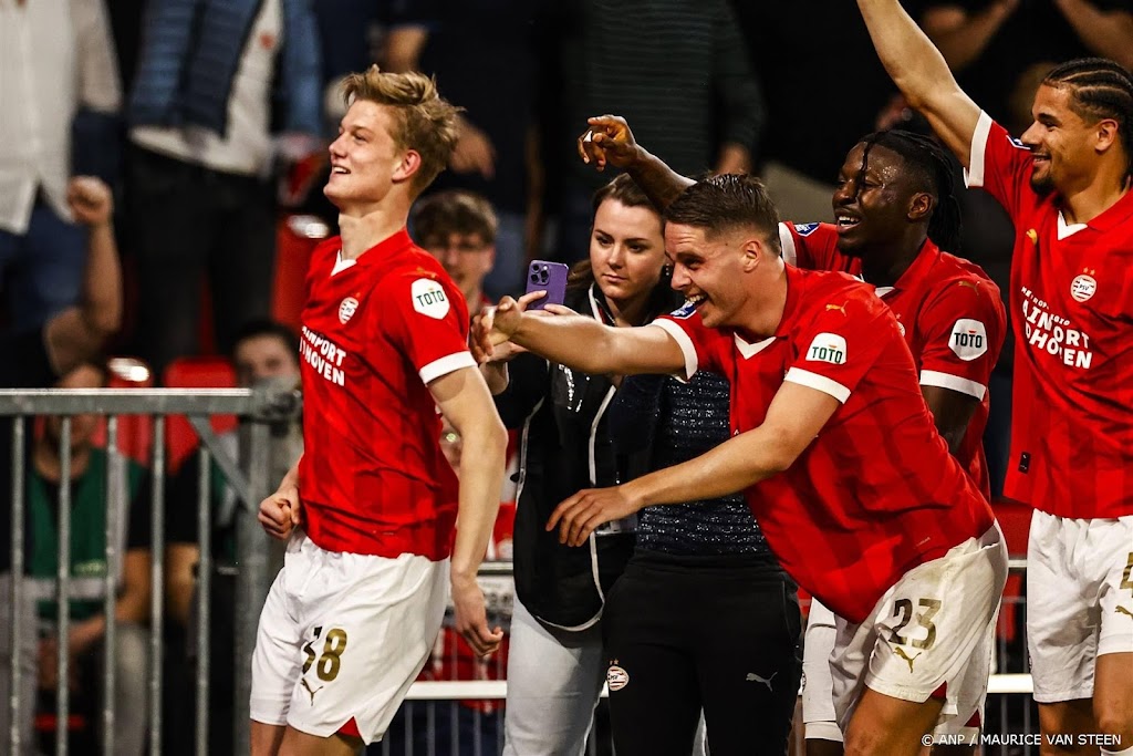 PSV telt met ruime zege op AZ verder af richting landstitel