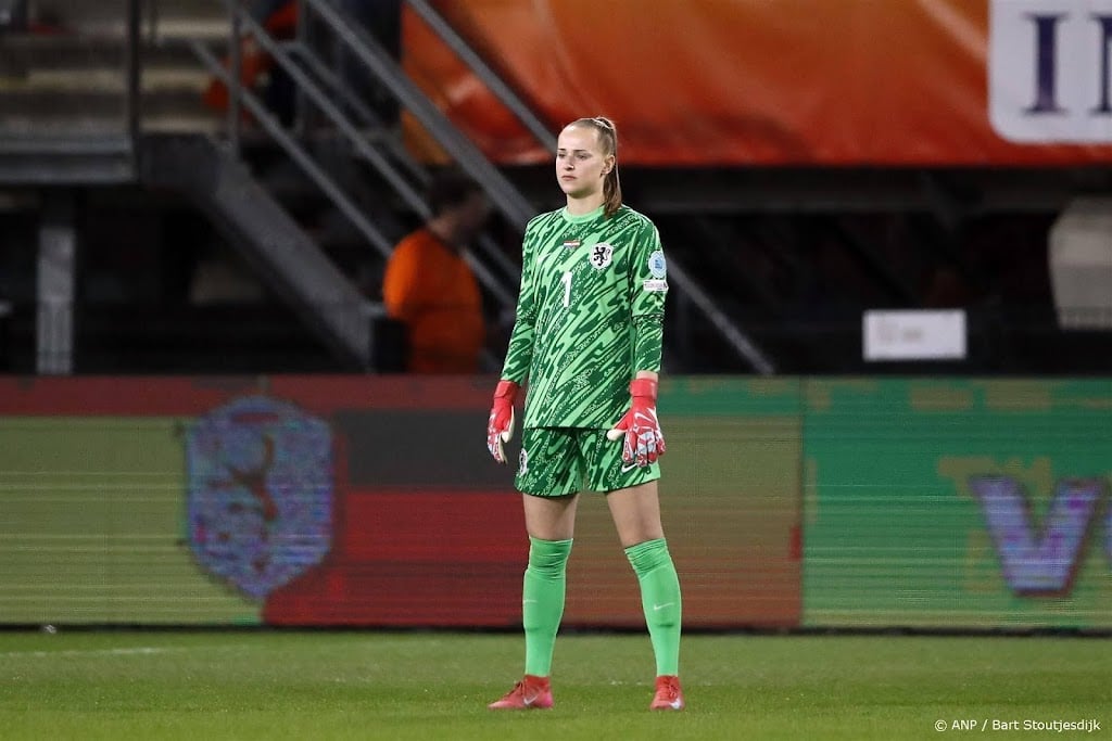 Keeper Van Domselaar verlaat Oranje, Van Eijk opgeroepen