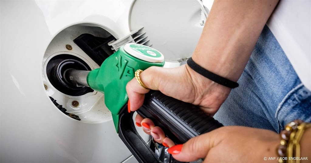 Prijs aan de pomp daalt iets, olieprijs veert weer wat op