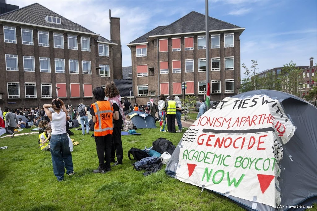 Paar honderd mensen bij tentenprotest bij campus UvA