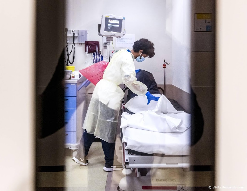 Aantal coronapatiënten in ziekenhuizen onder de duizend