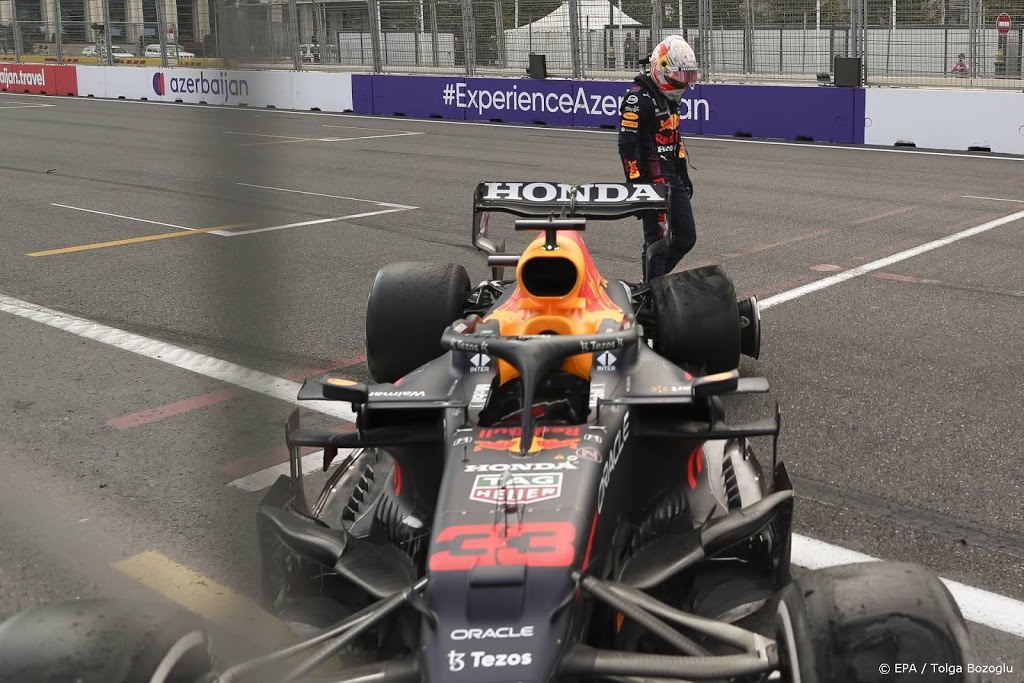 Klapband kost Verstappen zeker lijkende zege in Bakoe