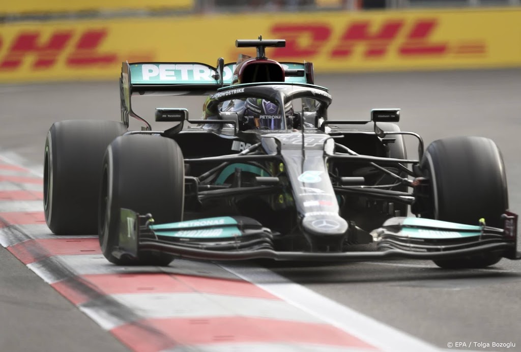 Uitgevallen Verstappen behoudt leiding in WK door fout Hamilton