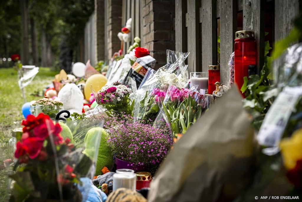 Stille tocht voor Gino door erehaag van auto's en motoren