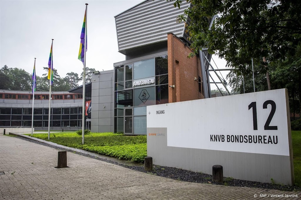 KNVB wil bij honderden voetbalclubs laadpalen met reclameschermen