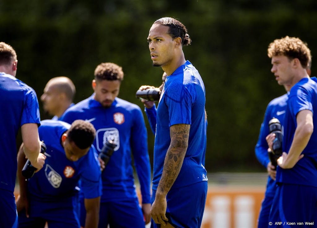 Aanvoerder Van Dijk wil turbulent seizoen met een prijs afsluiten