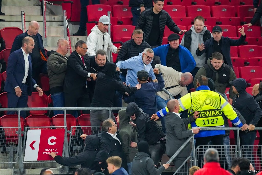 Rellende AZ-aanhangers krijgen korte celstraffen en taakstraffen