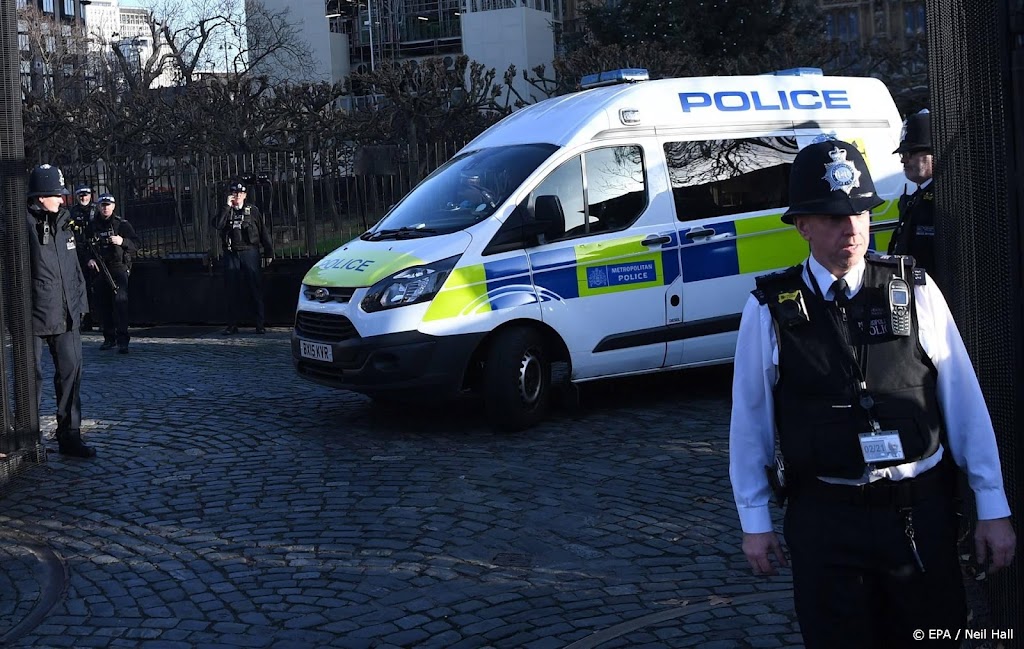 Dode en gewonden nadat auto Britse basisschool ramt