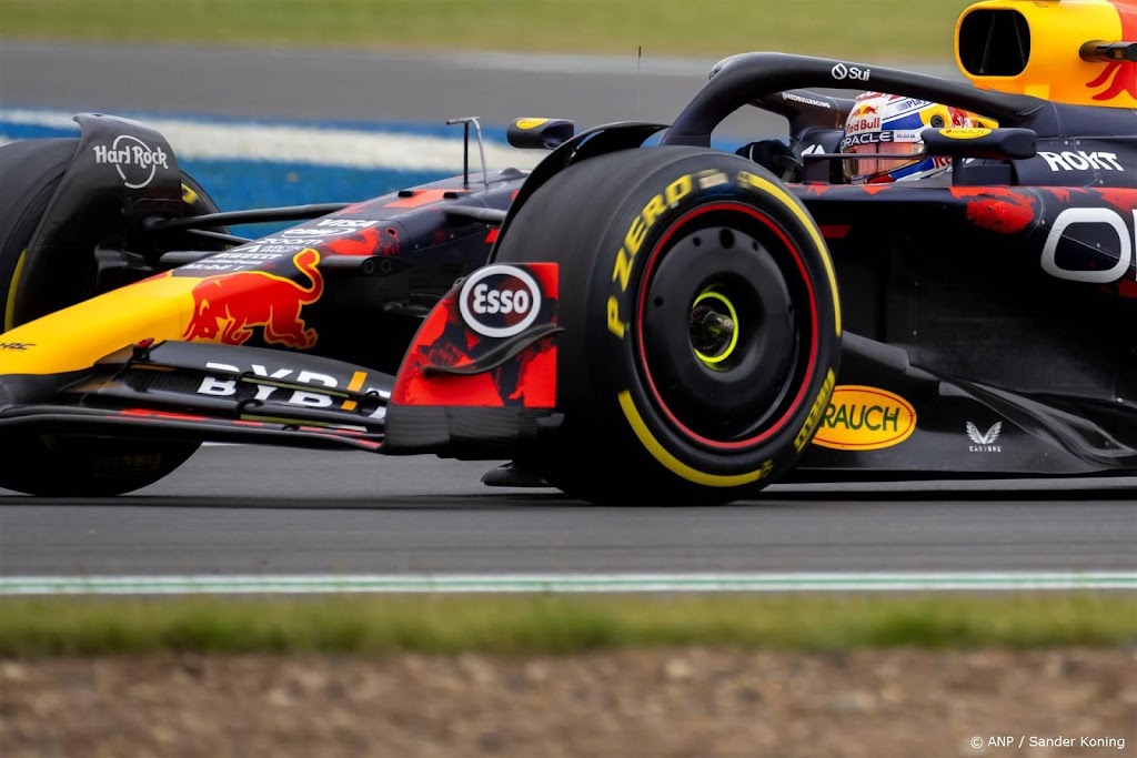 Vijfde tijd Verstappen in regenachtige training op Silverstone