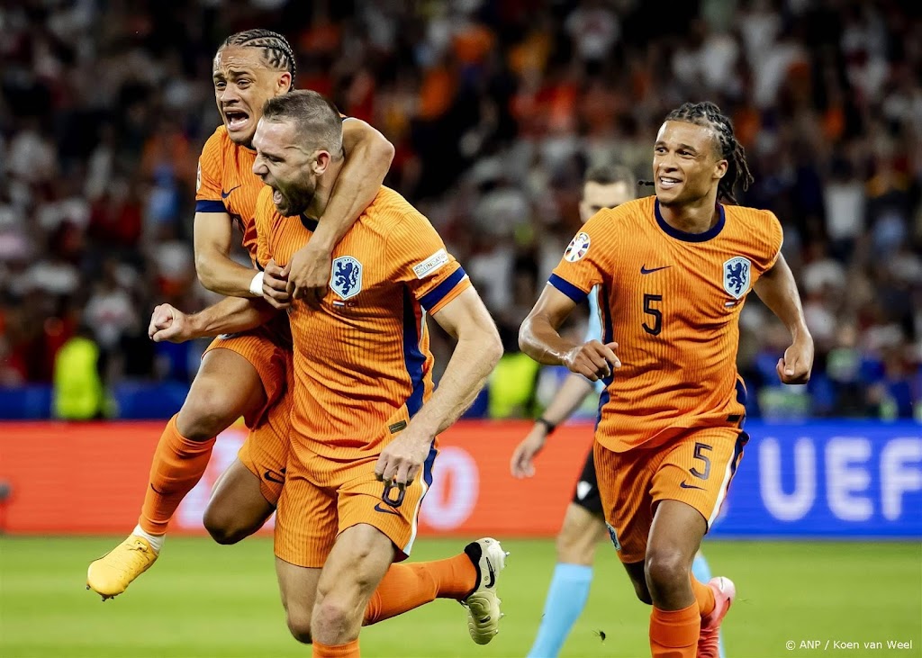 Oranje bereikt halve finale EK met moeizame zege (2-1) op Turkije