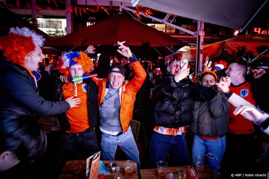 Feest en getoeter na overwinning Oranje op Turkije