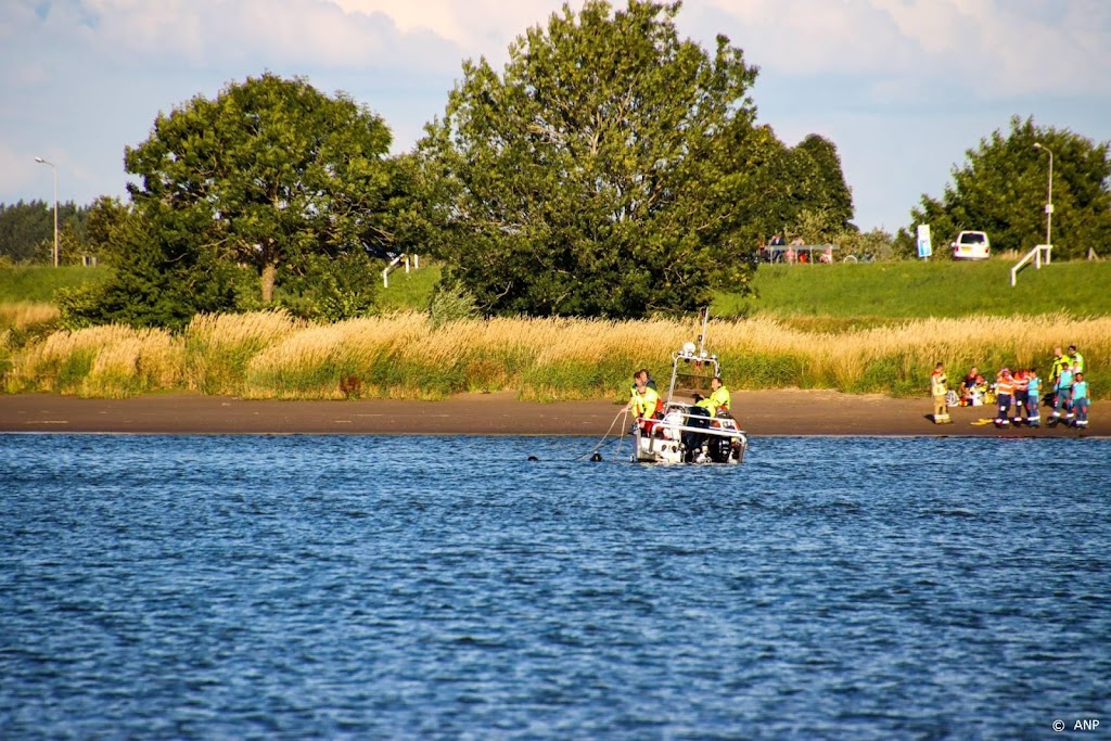 Politie onderzoekt gezonken boot op Lek, vrouw nog vermist