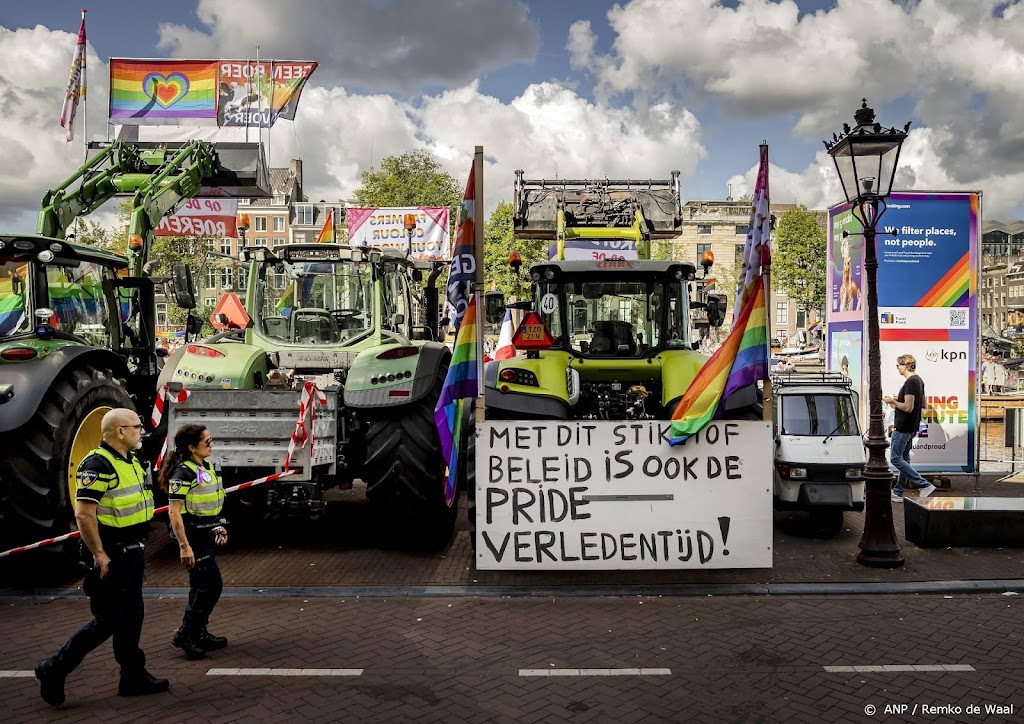 Boerenzakdoeken en trekkers bij Canal Parade