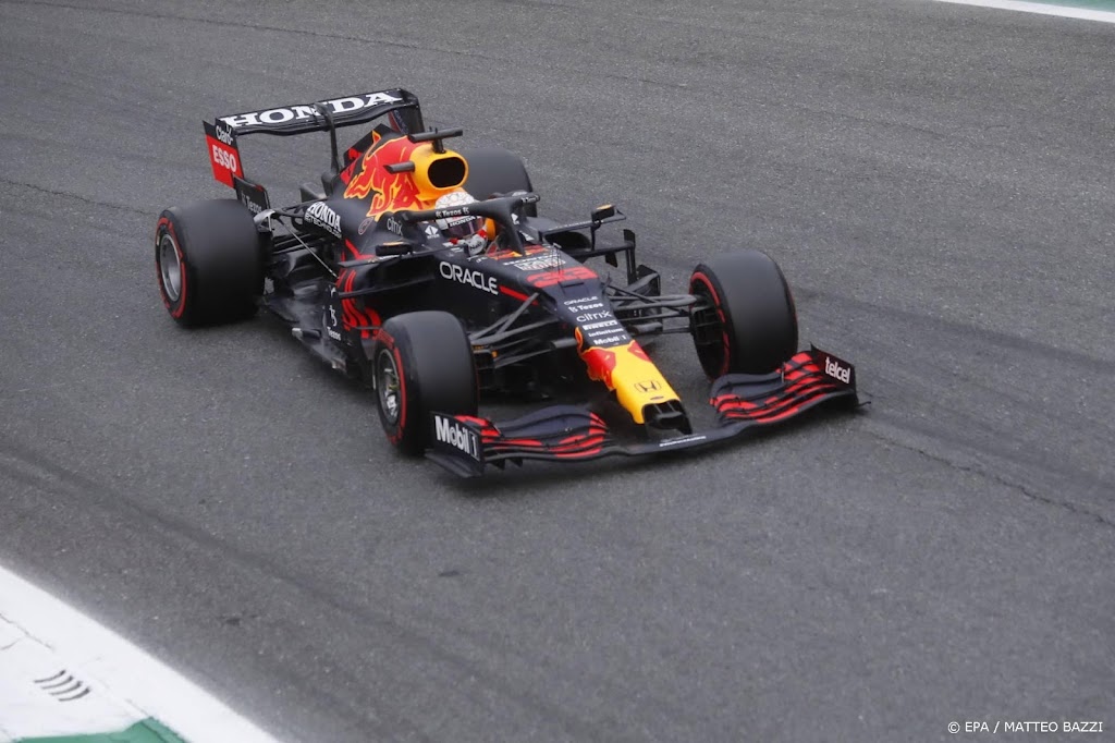 Verstappen racet in Turkije in witte Red Bull als ode aan Honda