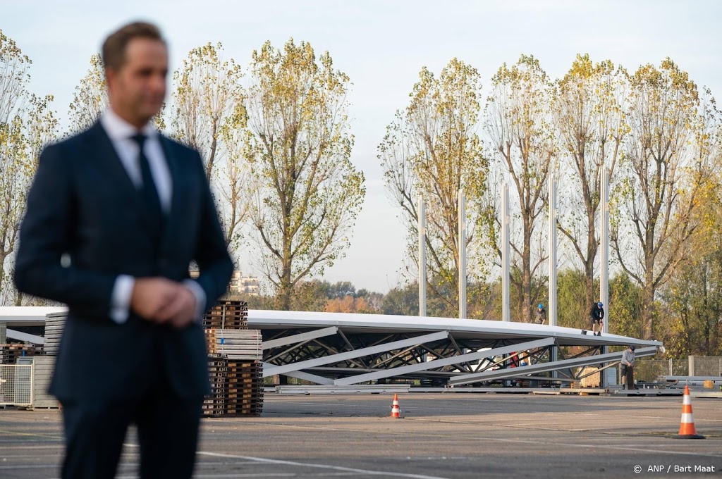 De Jonge: niet zeven maar twintig extra grote teststraten
