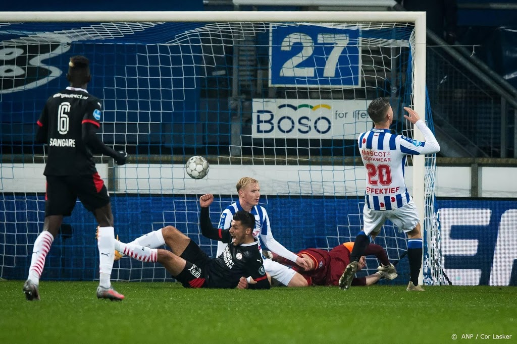 PSV laat bij sc Heerenveen (2-2) kans liggen om in te lopen