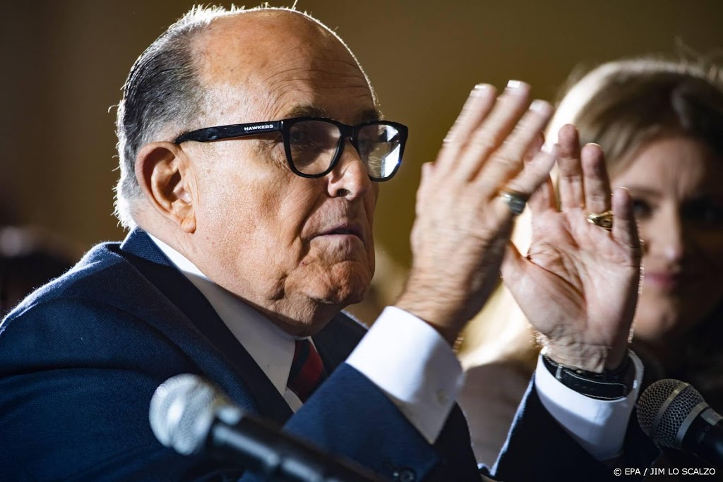 Trump meldt dat zijn advocaat Giuliani corona heeft