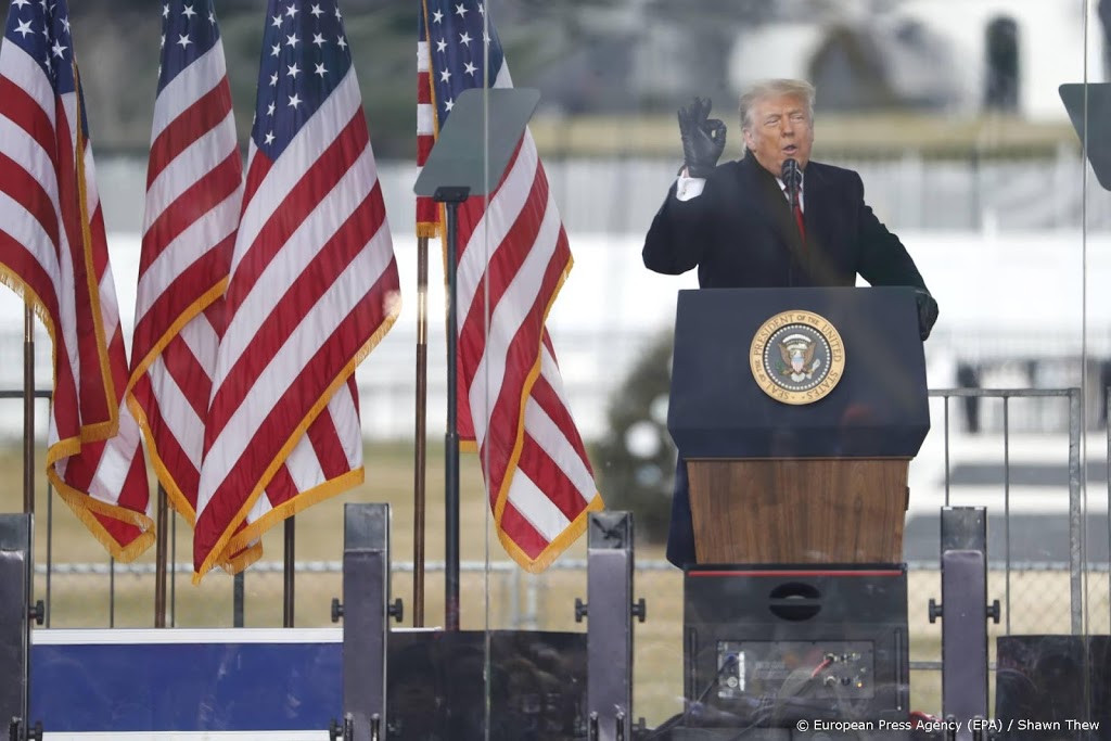 Facebook schorst account van Trump voor onbepaalde tijd