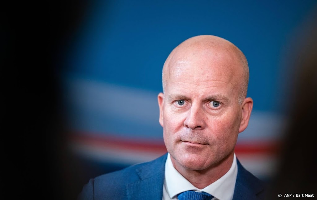 Raymond Knops zwaait teleurgesteld af als staatssecretaris