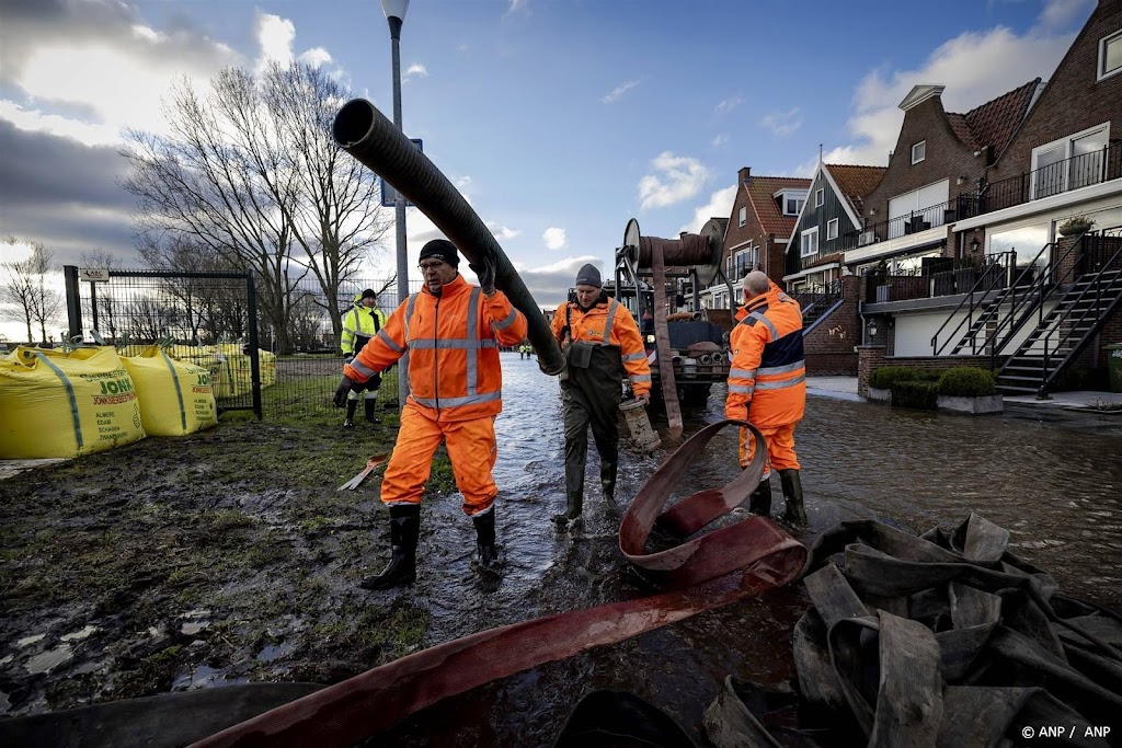 Brandweer helpt met water wegpompen in Volendam