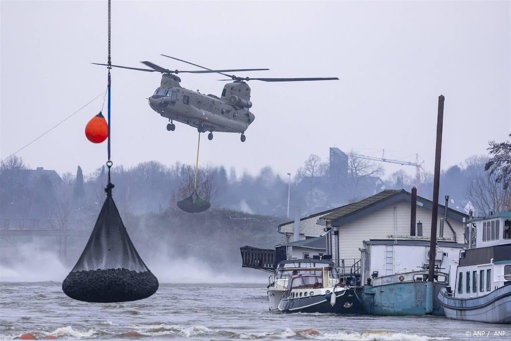 Chinooks klaar met stenen storten op kapotte dam in Maastricht