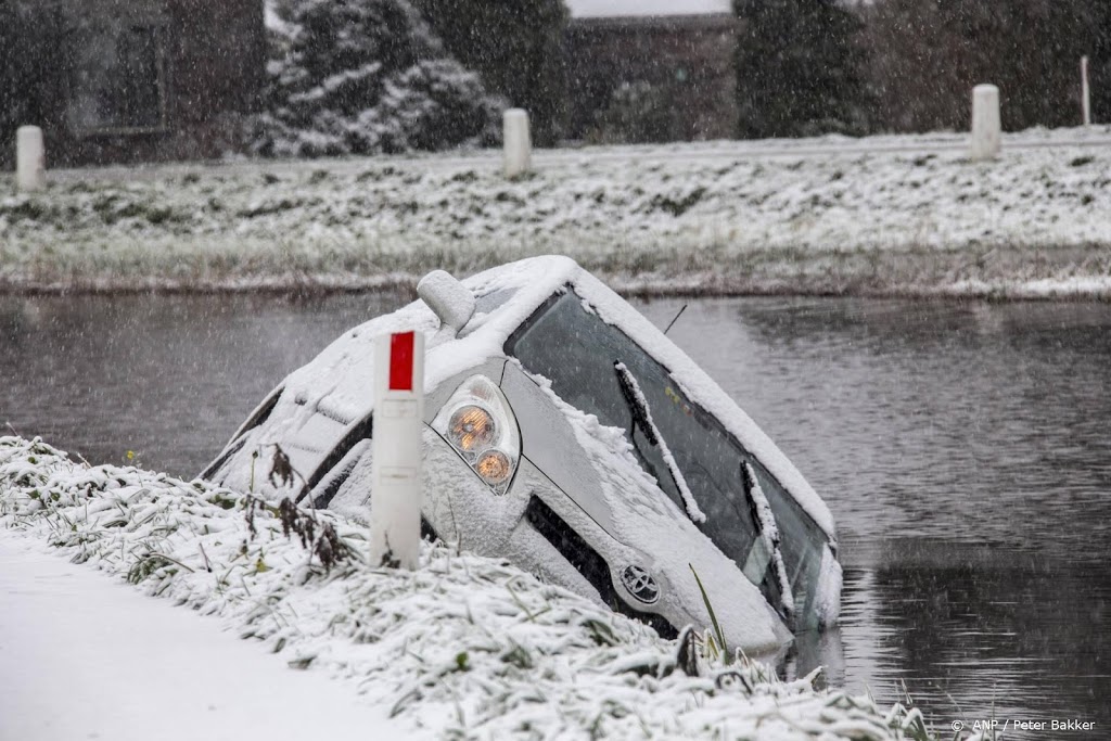 Auto's blijven van spekgladde wegen slippen
