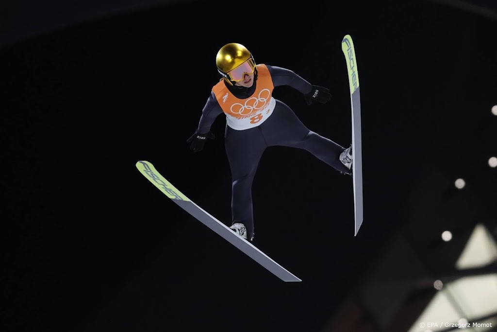 Afgekeurde pakken overschaduwen gemengde teamstrijd skispringen