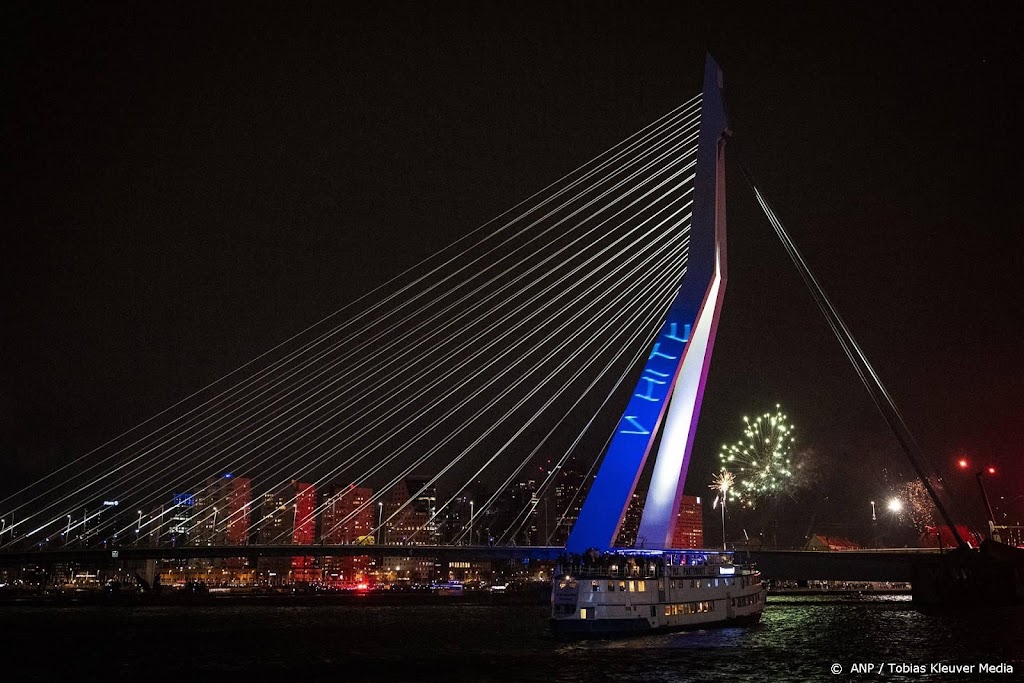 Racistische leuzen op Erasmusbrug kwamen uit draagbare laserkubus