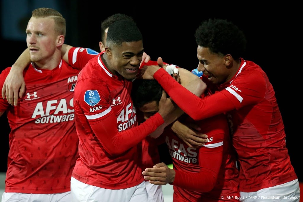 AZ neemt snel afstand van ADO en gaat nu aan kop