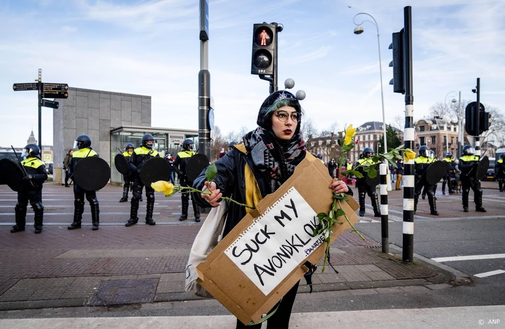 Tientallen actievoerders melden zich weer op Museumplein