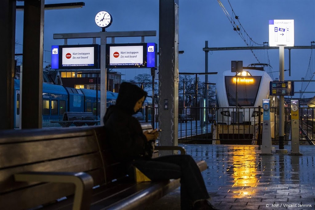 Medewerkers Arriva staken, geen treinen in Friesland en Groningen