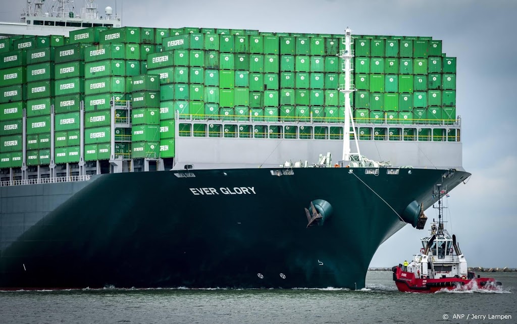 Extra drukte in haven Rotterdam door komst schepen uit Suezkanaal