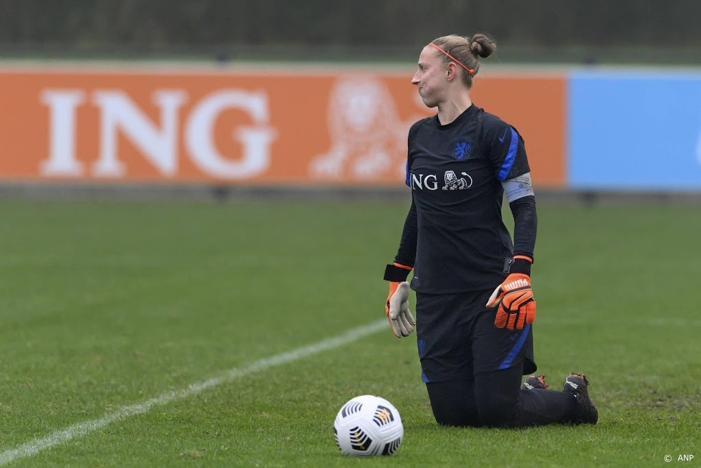Van Veenendaal wacht geduldig op nieuwe bondscoach voetbalsters