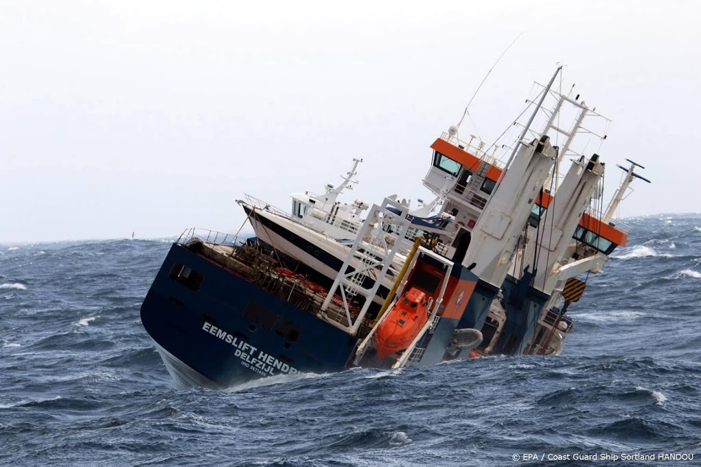 Boskalis: stuurloze Eemslift Hendrika vastgemaakt aan sleepboot