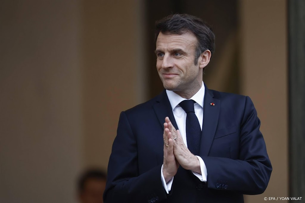 Frans schip vuurt saluutschoten af in Amsterdam bij bezoek Macron
