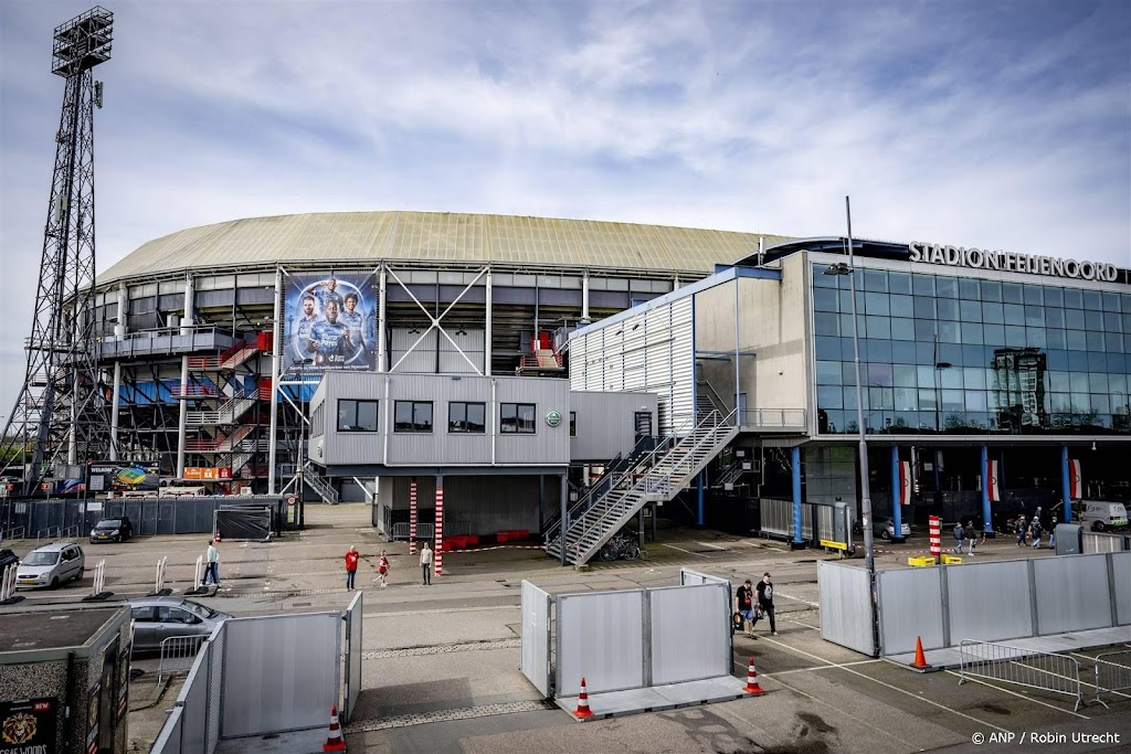 Feyenoord ontvangt Ajax in uitverkochte De Kuip 