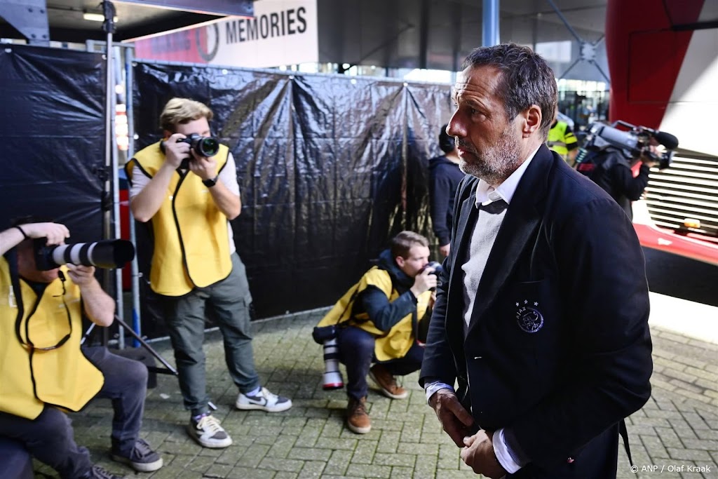Selectie van Ajax arriveert zonder problemen bij De Kuip
