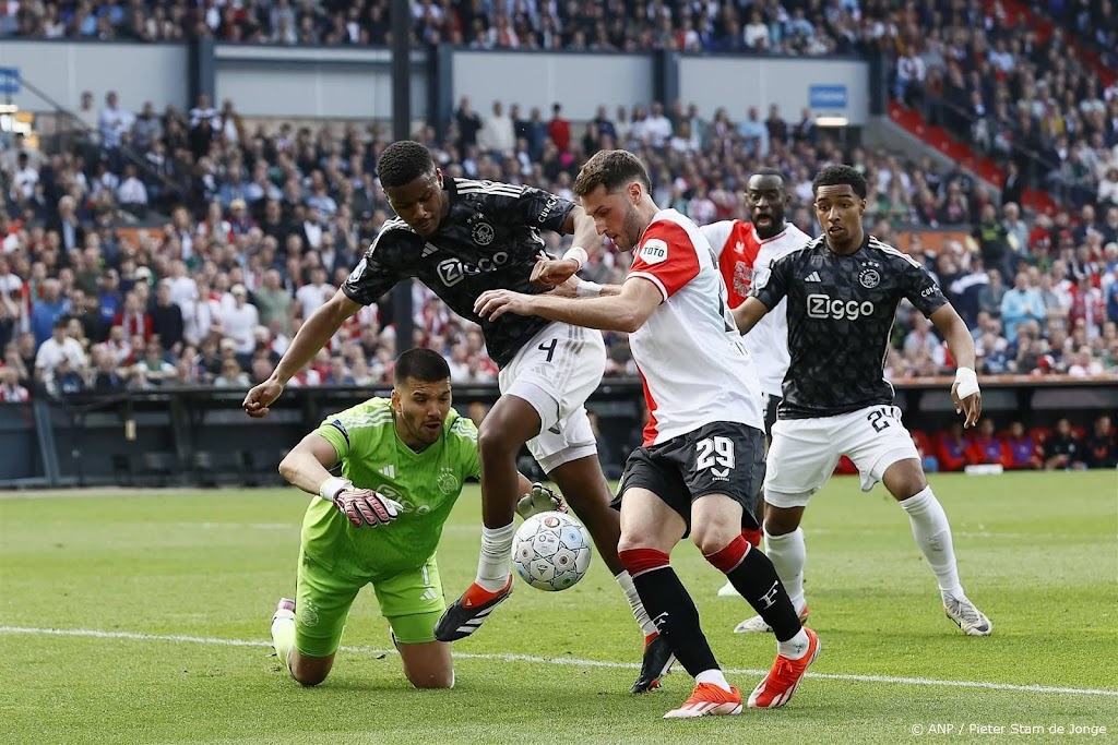Feyenoord scoort zesmaal en viert recordzege op Ajax