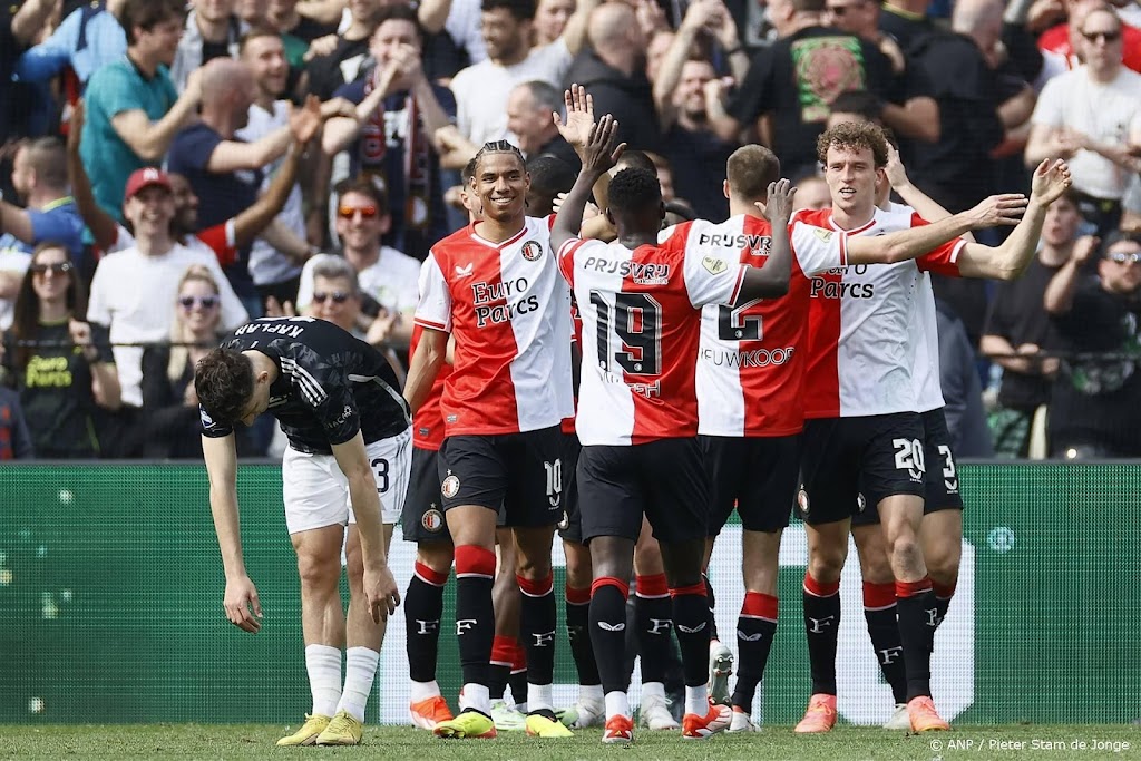 Feyenoord laat niets heel van Ajax en boekt recordzege