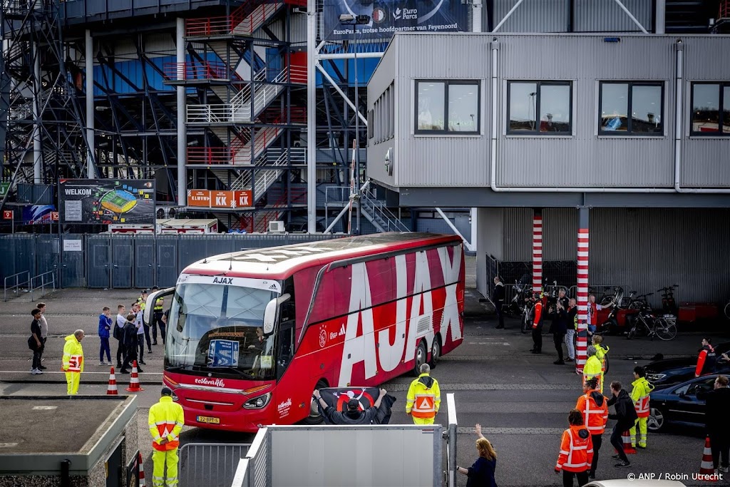 Tientallen aanhangers Ajax wachten spelersbus op bij ArenA 