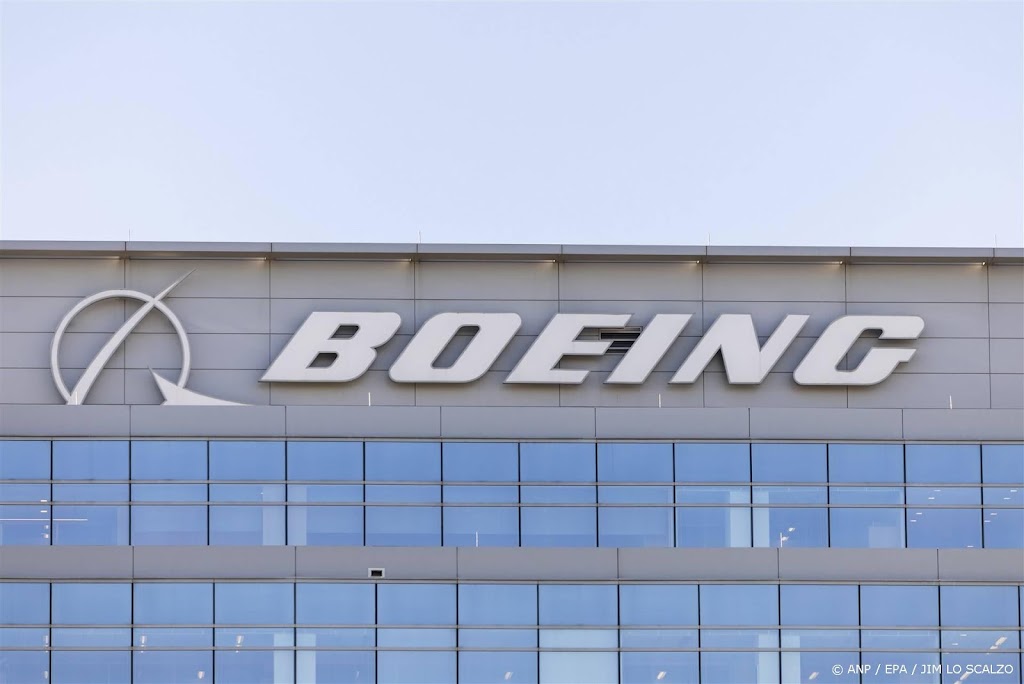 Motorkap valt van Boeing-vliegtuig tijdens opstijgen
