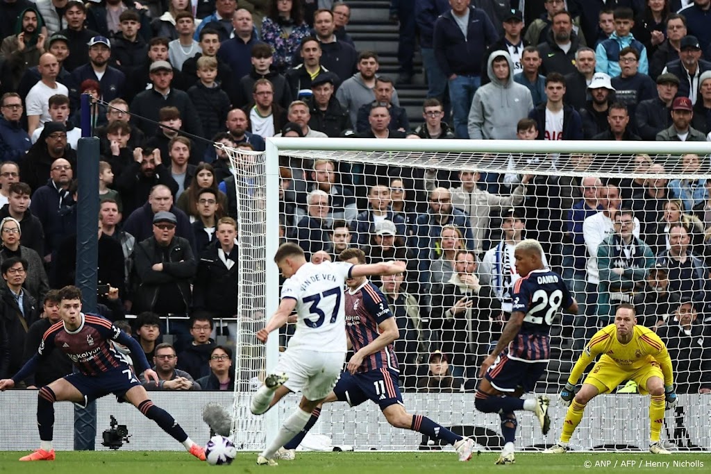 Tottenham klimt mede door treffer Van de Ven naar vierde plaats