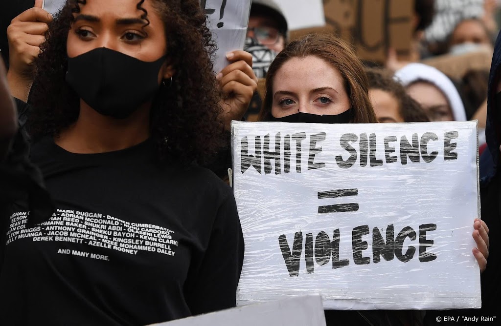 Britse demonstranten trekken beeld slavenhandelaar van sokkel