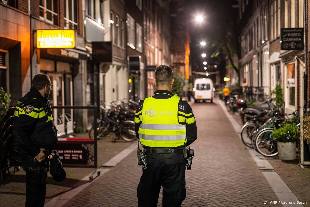 Steeds meer bloemen op plek van aanslag op De Vries