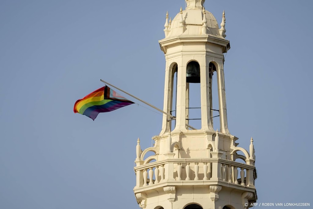 Lhbti'ers in kleurrijke Pride Walk door Amsterdam