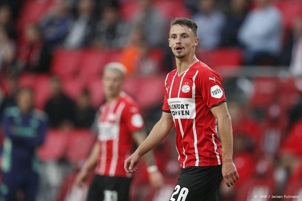 PSV start op volle oorlogssterkte tegen Ajax