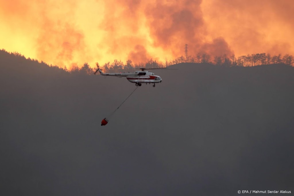 Luchtmacht loost 150.000 liter water boven Albanese bosbrand