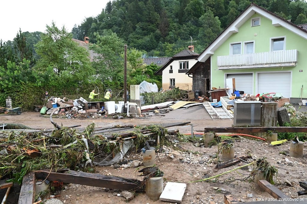 Waterpeil zakt langzaam in Slovenië, dodental door storm loopt op