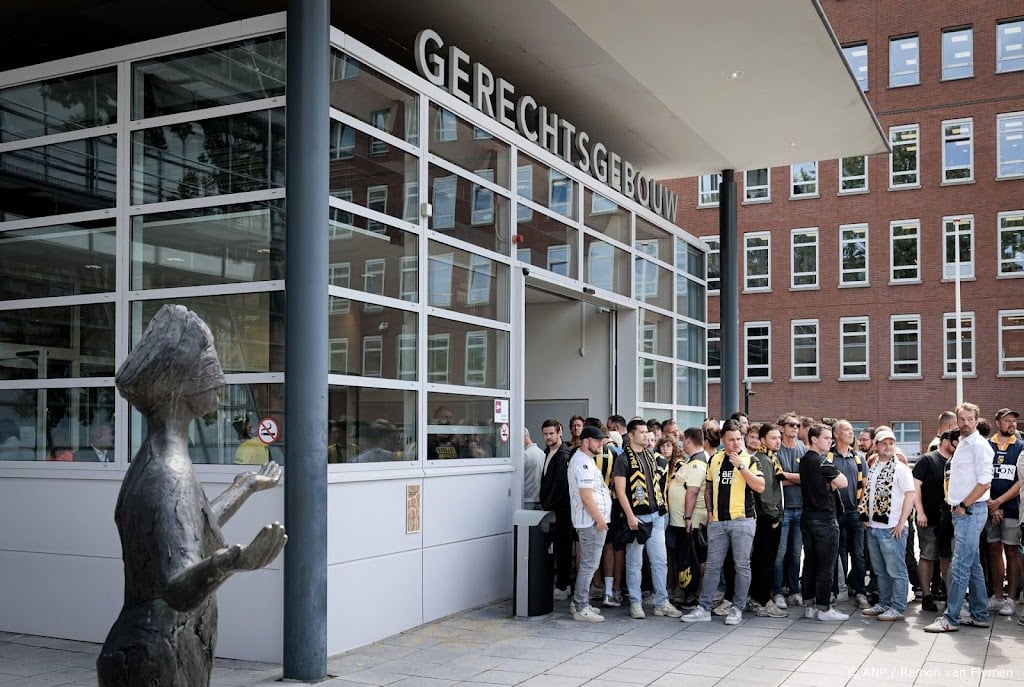 Supporters Vitesse verzamelen zich voor rechtbank Utrecht